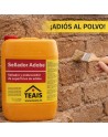 aplicación del sellador en una pared de adobe, el envase y una brocha